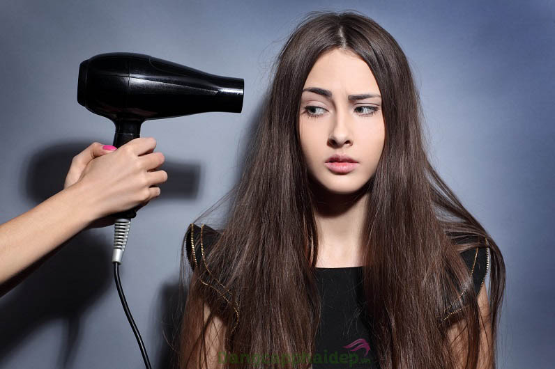 Dưỡng tóc mùa hè: 5 thói quen giúp tóc chắc khỏe, không xơ rối
